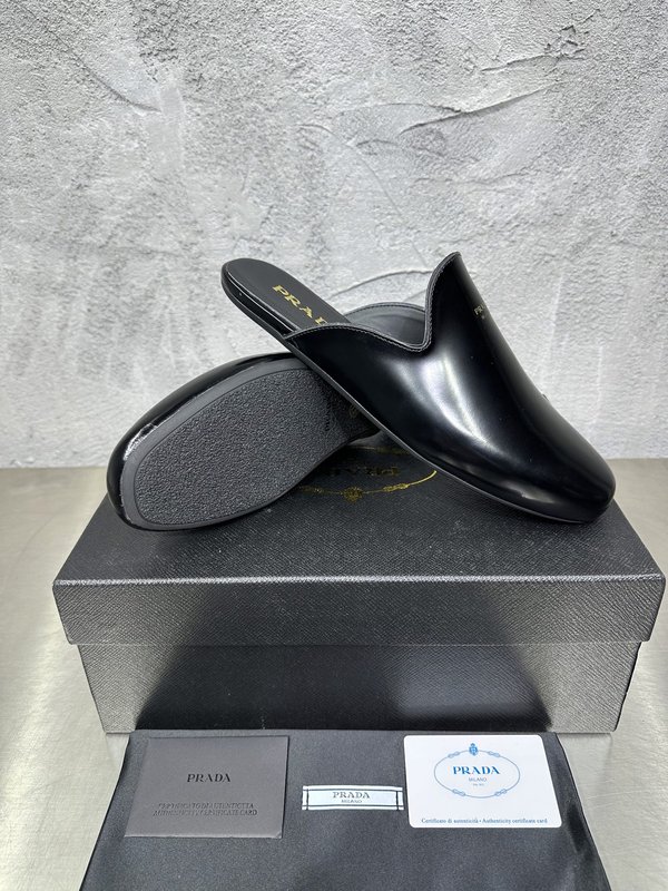 PRADA 레트로 남성 광택 가죽 뮬 슬리퍼 001-227732