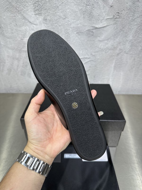 PRADA 레트로 남성 광택 가죽 뮬 슬리퍼 001-227732