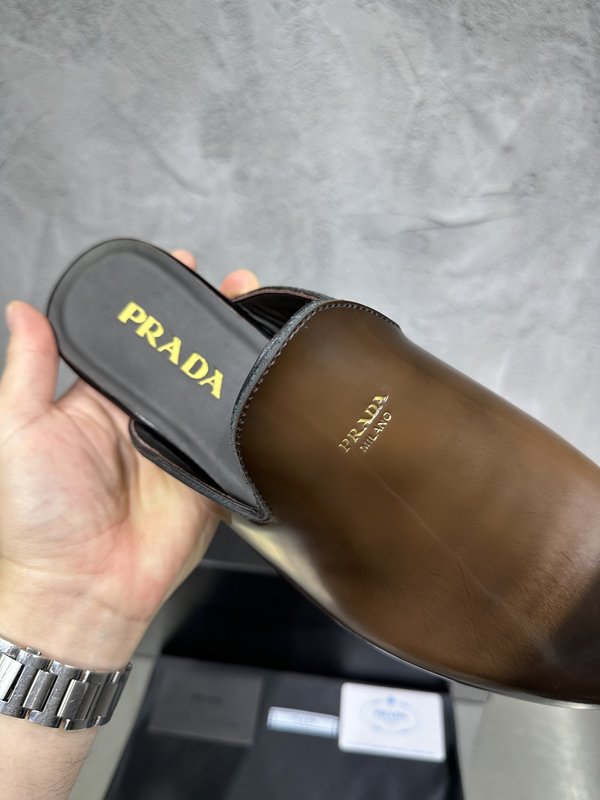 PRADA 빈티지 남성 광택 가죽 뮬 슬리퍼 001-227733
