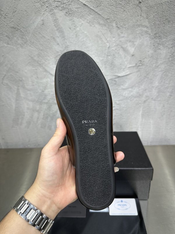 PRADA 빈티지 남성 광택 가죽 뮬 슬리퍼 001-227733