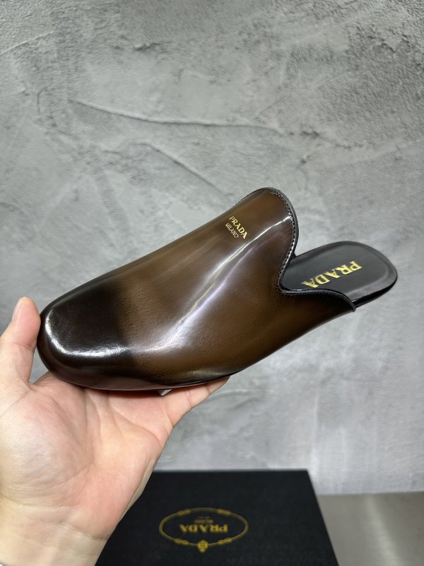 PRADA 빈티지 남성 광택 가죽 뮬 슬리퍼 001-227733