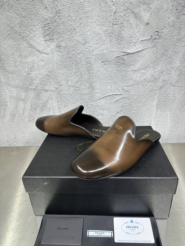PRADA 빈티지 남성 광택 가죽 뮬 슬리퍼 001-227733