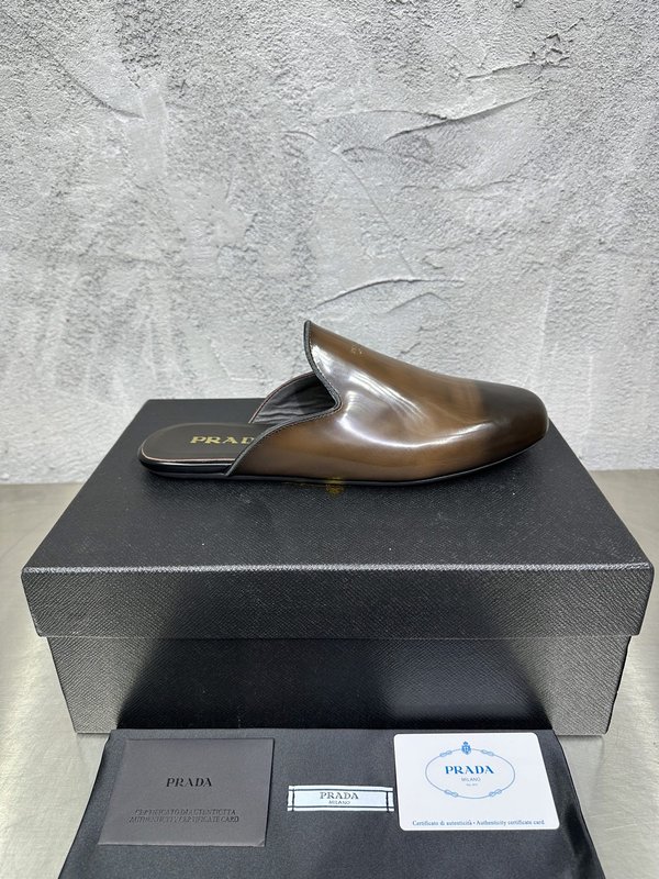 PRADA 빈티지 남성 광택 가죽 뮬 슬리퍼 001-227733