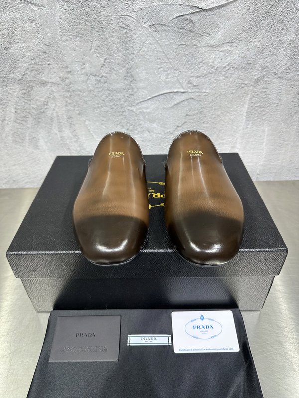 PRADA 빈티지 남성 광택 가죽 뮬 슬리퍼 001-227733