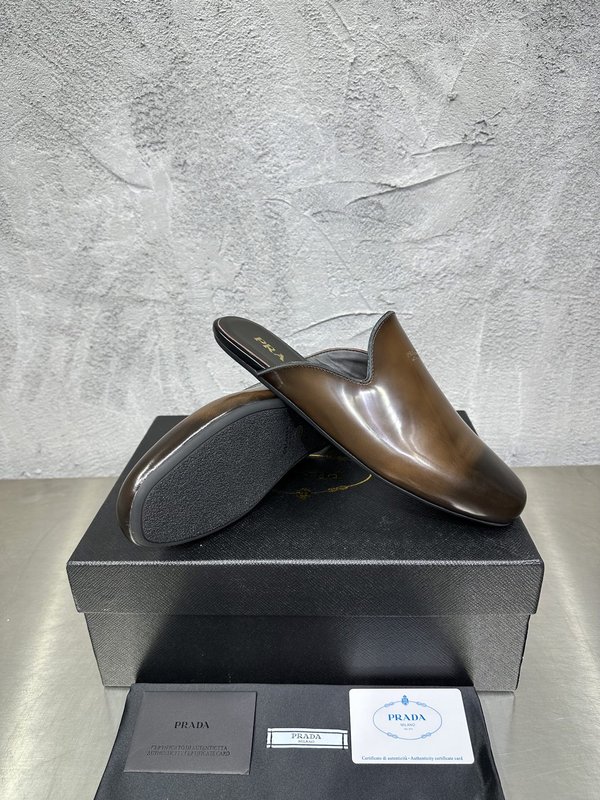 PRADA 빈티지 남성 광택 가죽 뮬 슬리퍼 001-227733