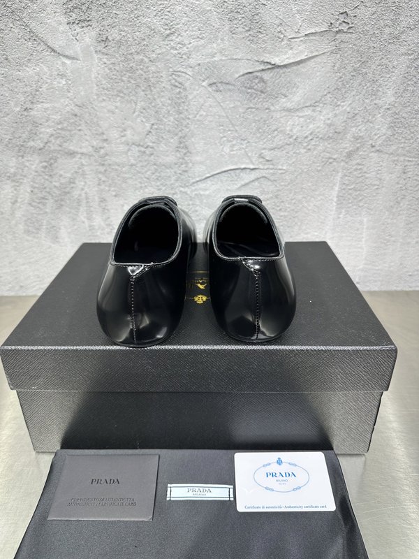 PRADA 레트로 남성 광택 가죽 뮬 슬리퍼 001-227737
