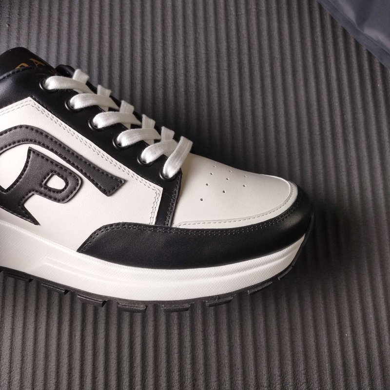 프라다 PRADA 블랙 화이트 스니커즈 001-227747
