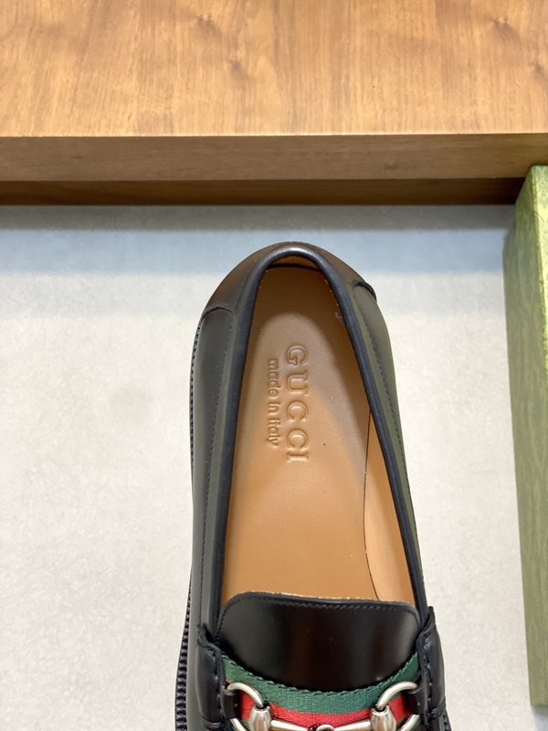 구찌 24 년 신상 남성 인터로킹 G 로퍼 001-228091