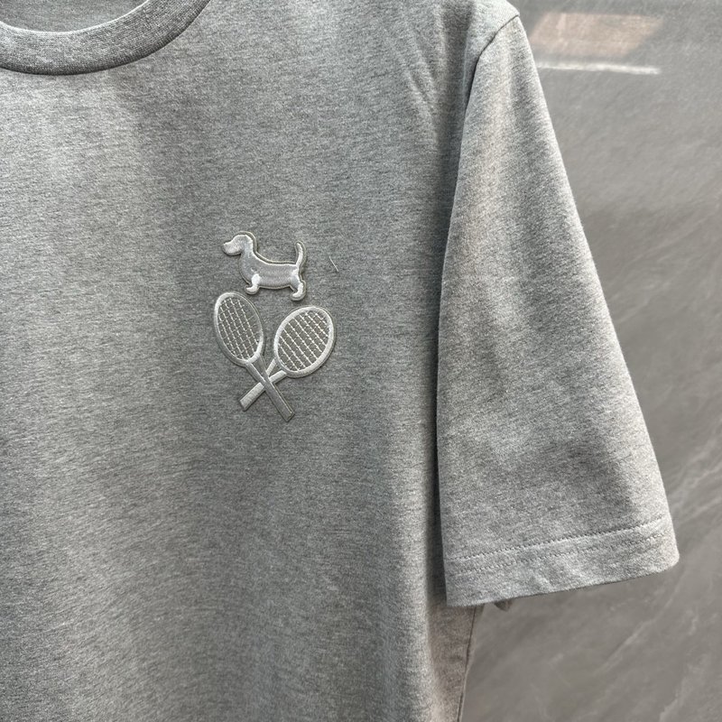 Thom Browne 강아지 자수 라운드 티셔츠 001-229256