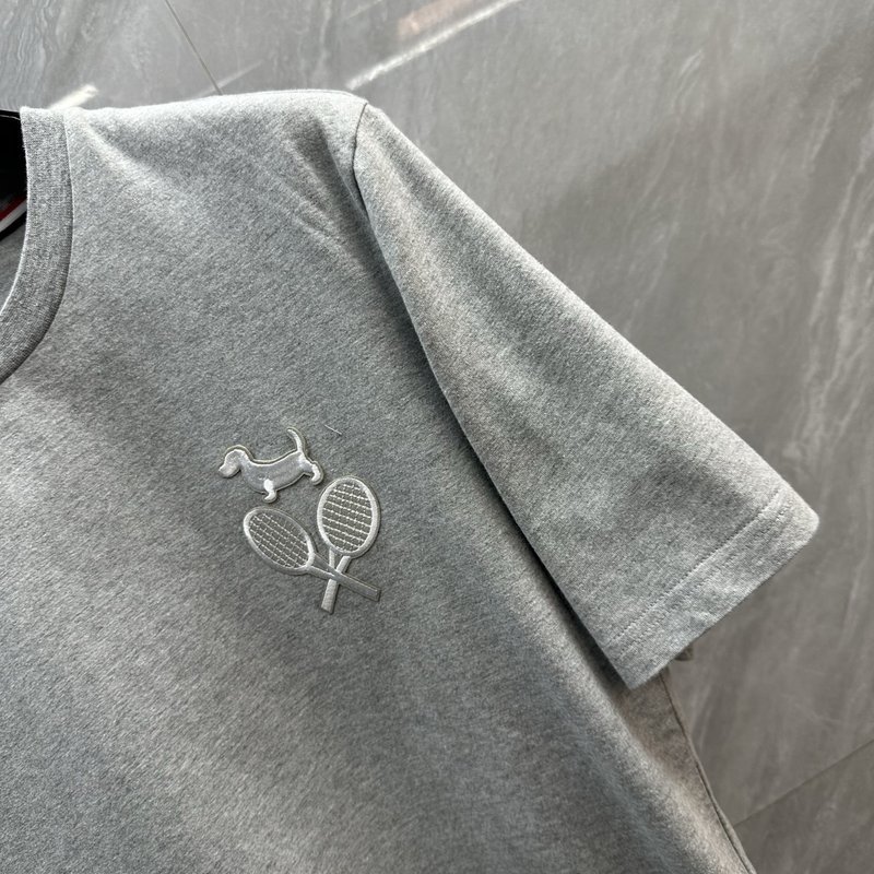 Thom Browne 강아지 자수 라운드 티셔츠 001-229256