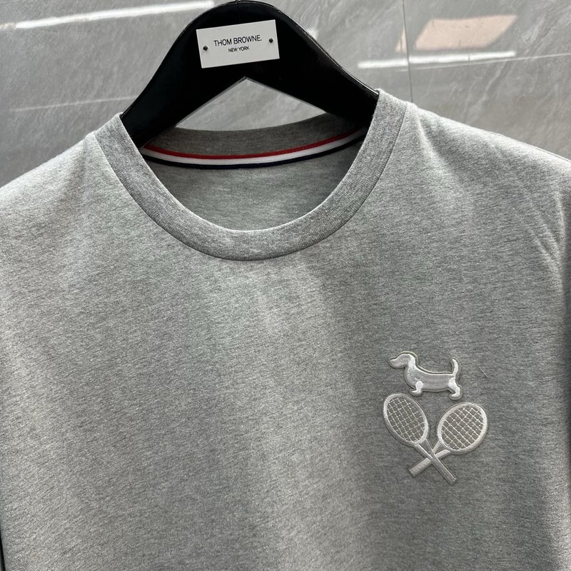 Thom Browne 강아지 자수 라운드 티셔츠 001-229256