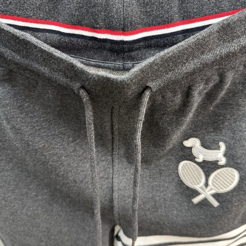 톰 브라운 포 스트라이프 자수 면 테리 숏팬츠 001-229267