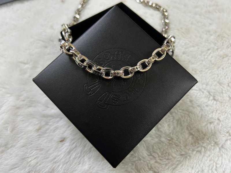 크롬하츠 타원 알파벳 목걸이 001-229567