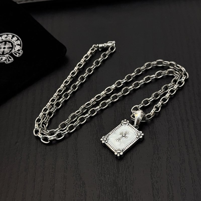 크롬하츠 클래식 레터 스퀘어 크로스 목걸이 001-229581