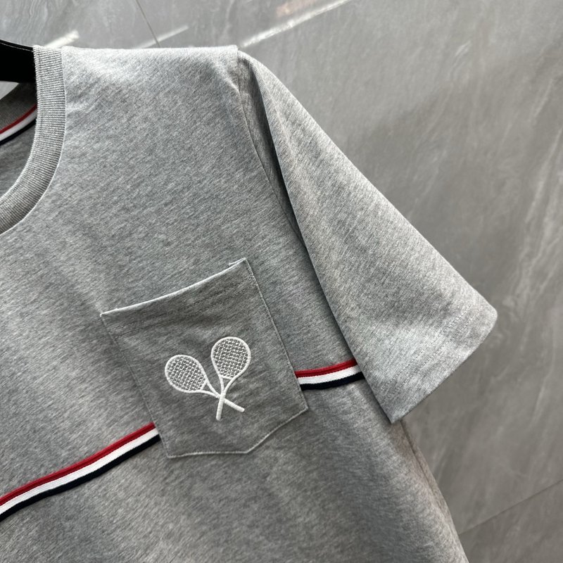 Thom Browne 테니스 라켓 자수 라운드넥 반팔티 001-230426