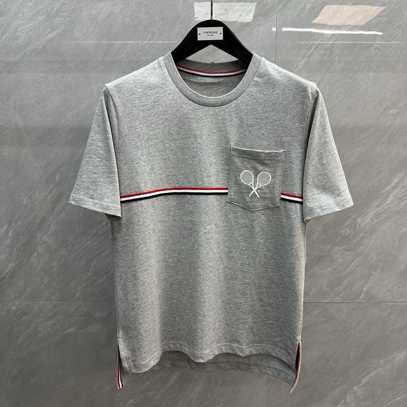 Thom Browne 테니스 라켓 자수 라운드넥 반팔티 001-230426
