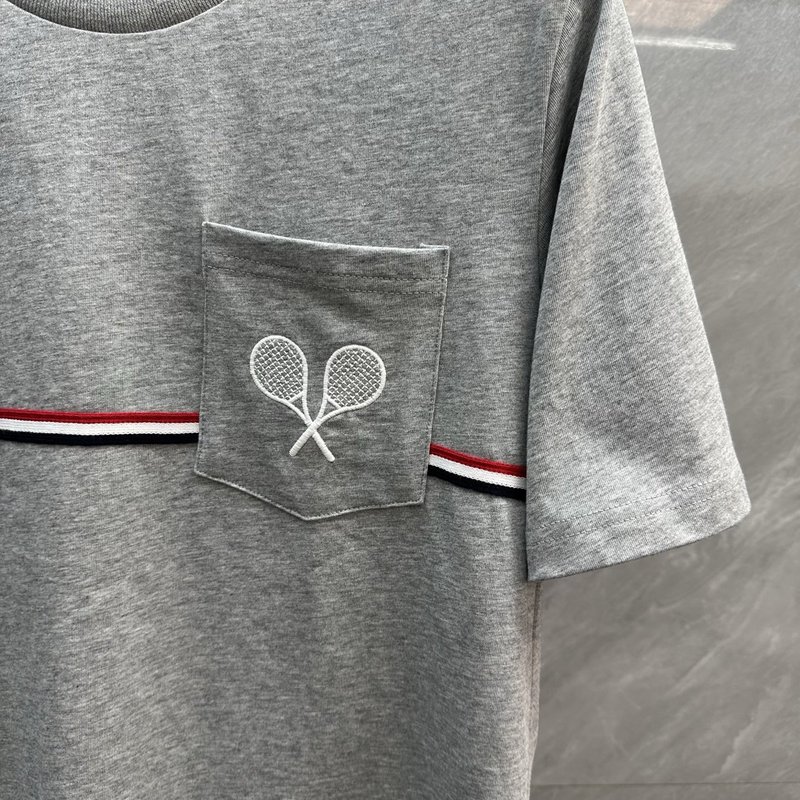 Thom Browne 테니스 라켓 자수 라운드넥 반팔티 001-230426