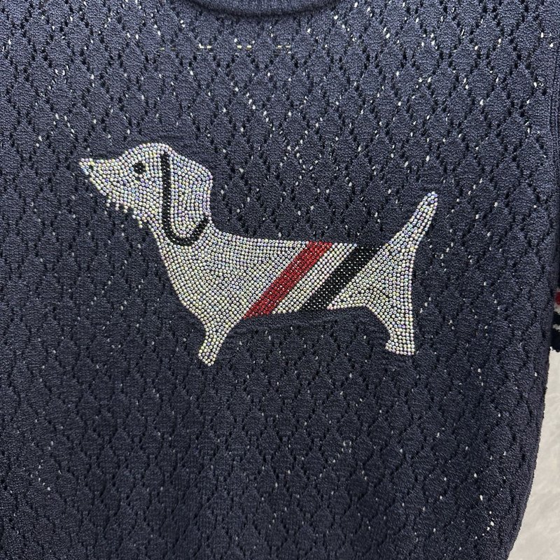 Thom Browne 라인스톤 강아지 반팔 니트 001-230440