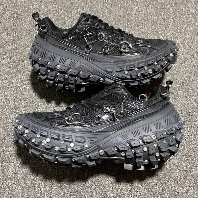 발렌시아가 디펜더 타이어 운동화 001-230522