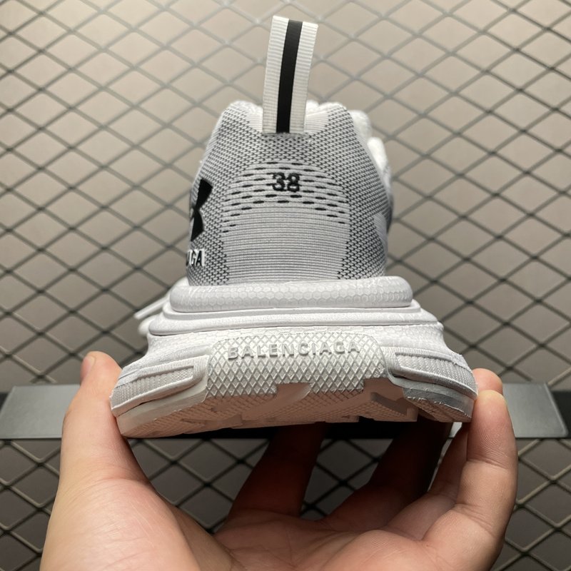 언더아머 x 발렌시아가 3XL 레트로 운동화 001-230554