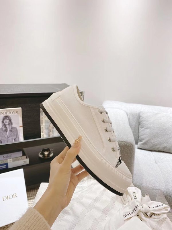 디올 두꺼운 밑단 자수 운동화 001-231862