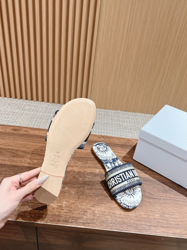 디올 봄여름 신상 자수 가죽 슬리퍼 001-231887