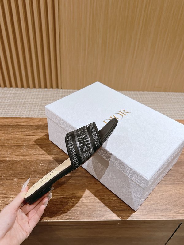 디올 봄여름 신상 자수 가죽 슬리퍼 001-231888