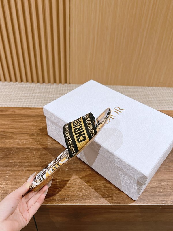 디올 봄여름 신상 자수 플랫 슬리퍼 001-231895