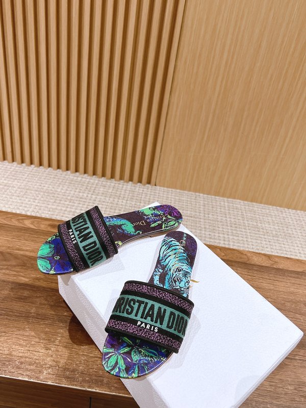 디올 봄여름 신상 자수 플랫 샌들 001-231896