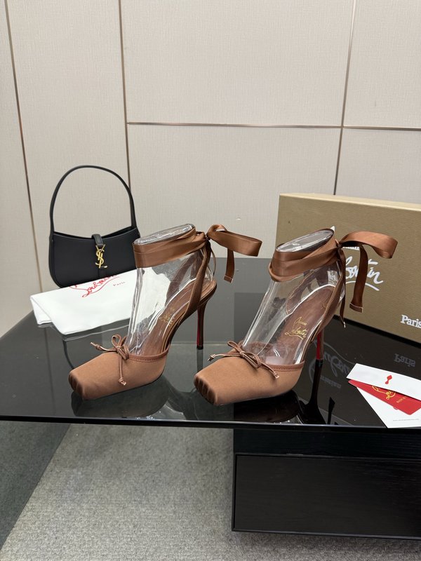 크리스찬 루부탱 스퀘어 토 스트랩 하이힐 001-231912