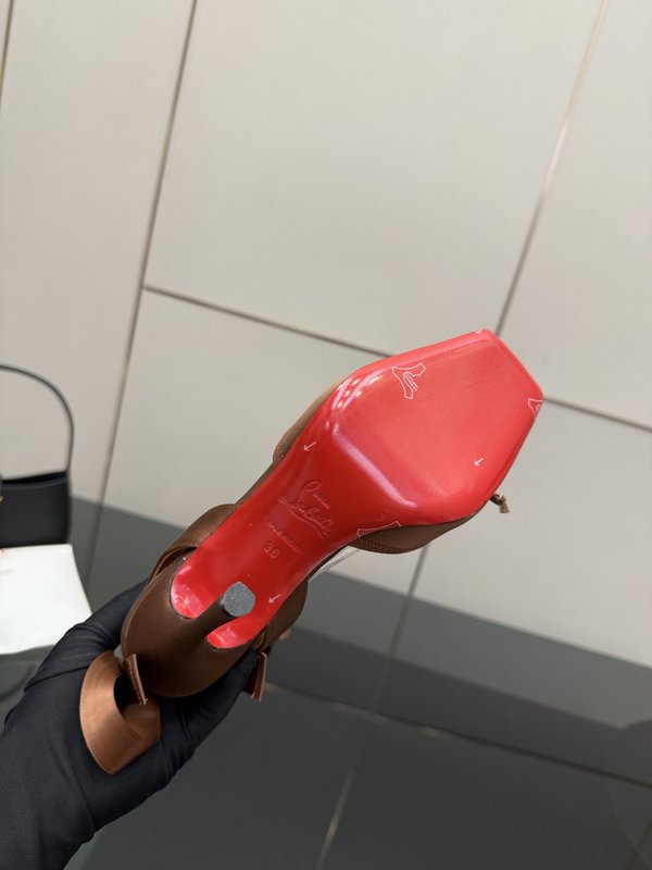 크리스찬 루부탱 스퀘어 토 스트랩 하이힐 001-231912