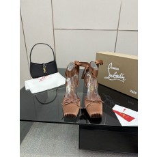크리스찬 루부탱 스퀘어 토 스트랩 하이힐 001-231912