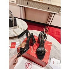 블랙 에나멜 크로스 스트랩 굽 샌들 001-232020