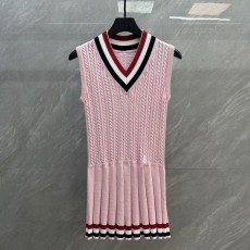 톰브라운 민소매 V 넥 컬러 스트라이프 니트 플리츠 원 001-232124