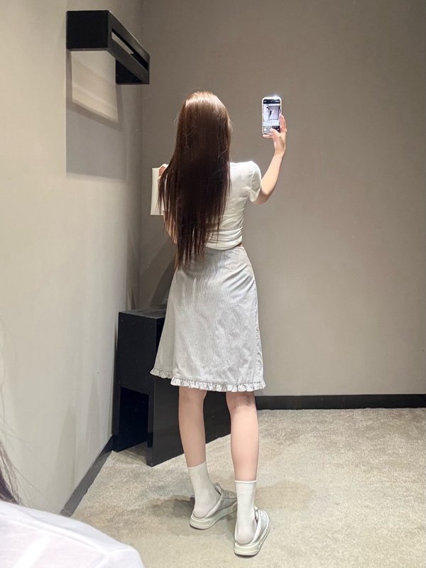 미우미우 연회색 체크 프릴 A 라인 스커트 001-232226