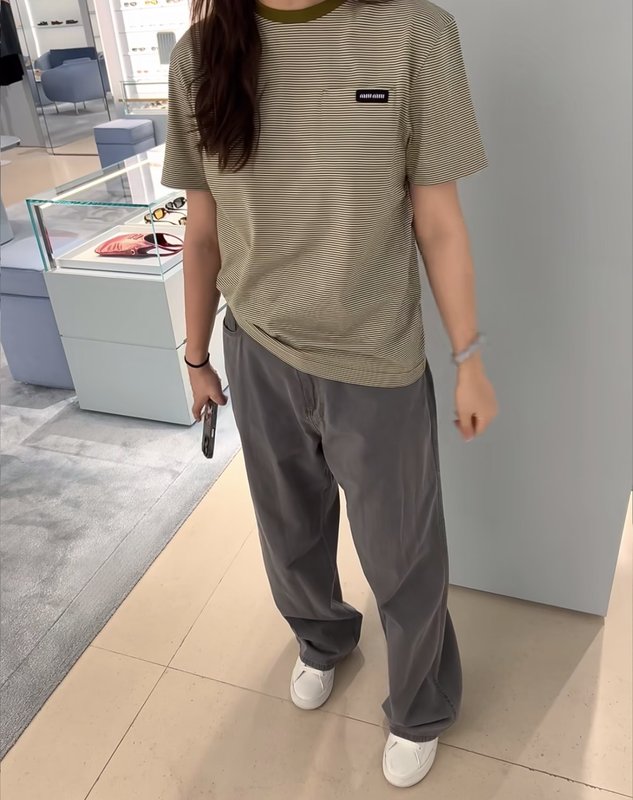 미우미우 올리브 스트라이프 라운드 티셔츠 001-232303