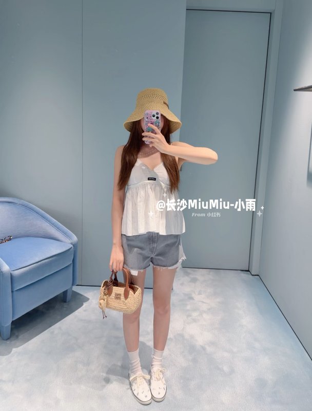 미우미우 화이트 레이스 자수 V 넥 민소매 001-232364