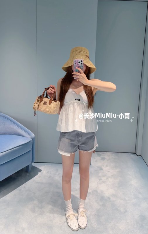 미우미우 화이트 레이스 자수 V 넥 민소매 001-232364