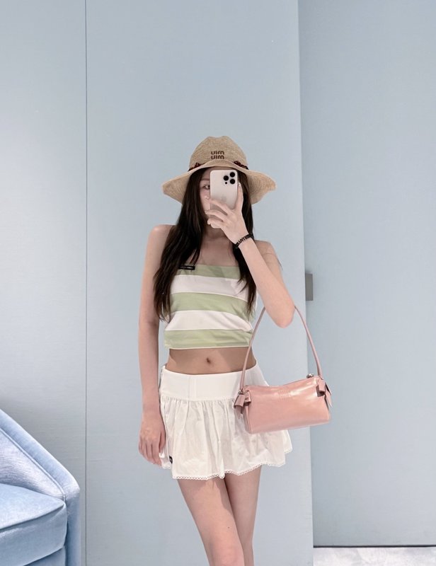 미우미우 화이트 자수 레이스 플리츠 하이웨이스트 미니스 001-232395