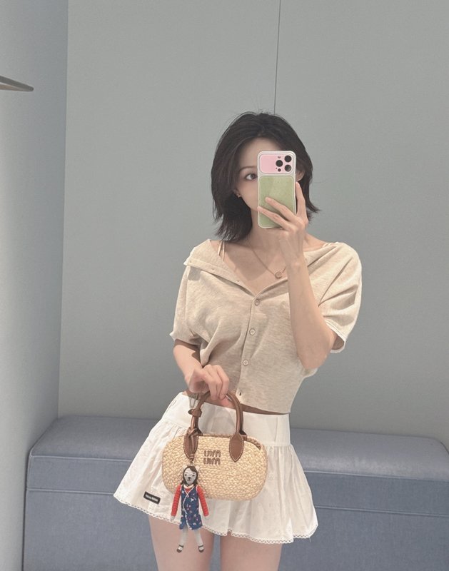 미우미우 화이트 자수 레이스 플리츠 하이웨이스트 미니스 001-232395