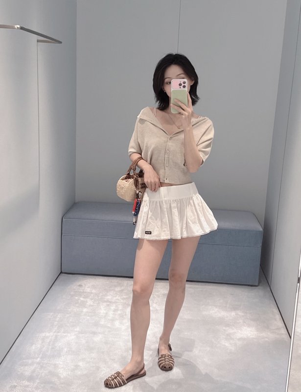 미우미우 화이트 자수 레이스 플리츠 하이웨이스트 미니스 001-232395