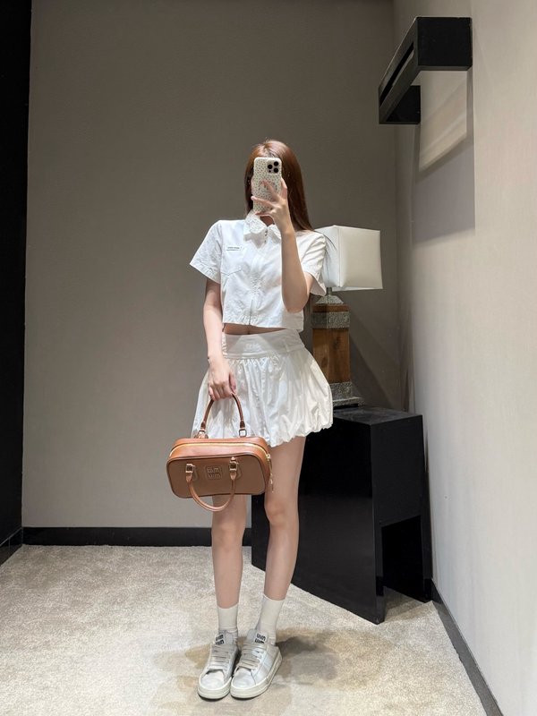 미우미우 화이트 디스크 칼라 지퍼 셔츠 스커트 세트 001-232434