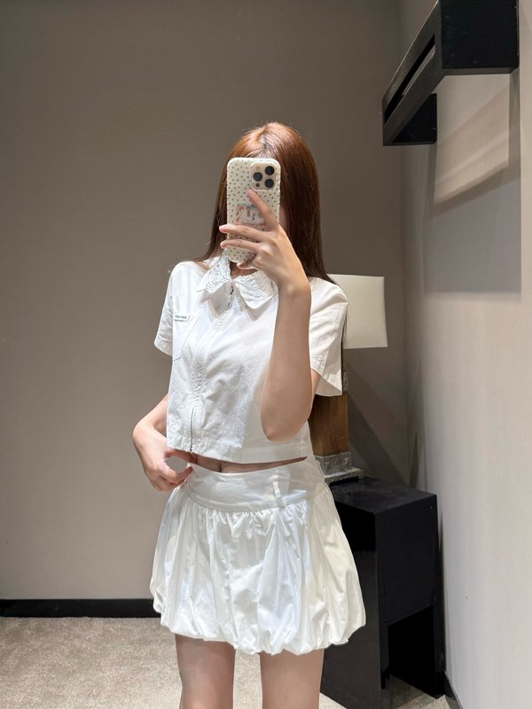 미우미우 화이트 디스크 칼라 지퍼 셔츠 스커트 세트 001-232434