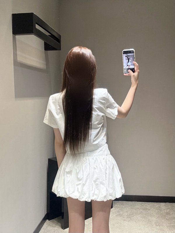 미우미우 화이트 디스크 칼라 지퍼 셔츠 스커트 세트 001-232434