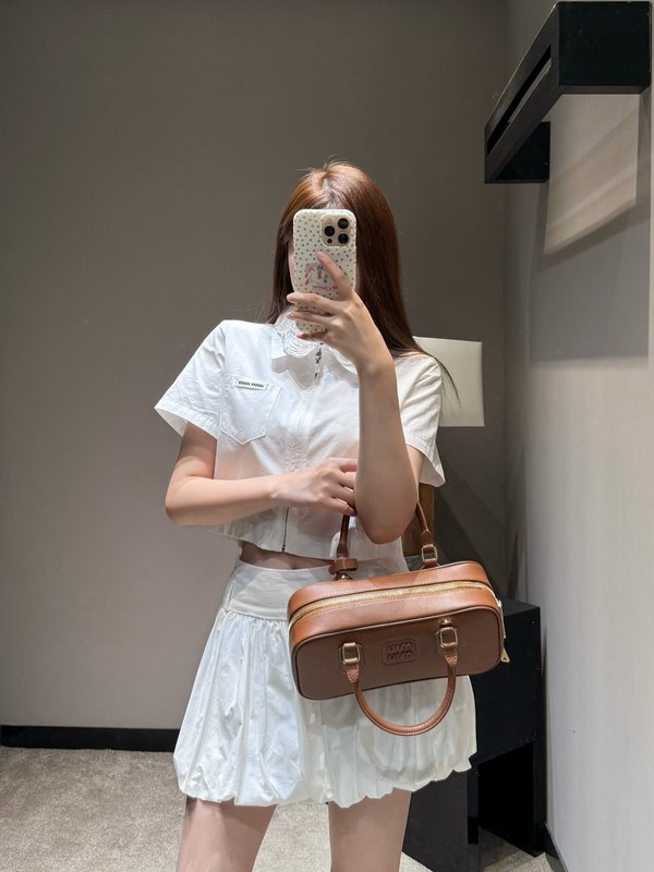미우미우 화이트 디스크 칼라 지퍼 셔츠 스커트 세트 001-232434