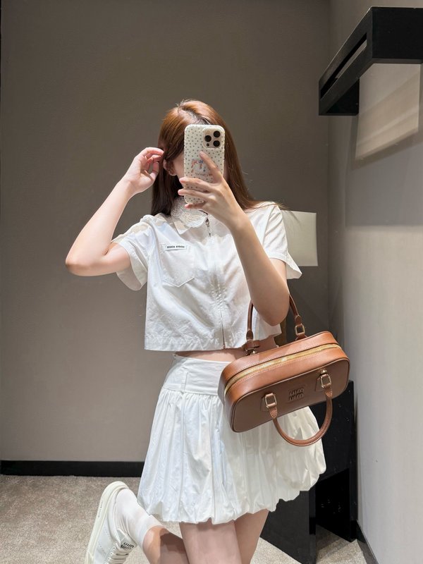 미우미우 화이트 디스크 칼라 지퍼 셔츠 스커트 세트 001-232434