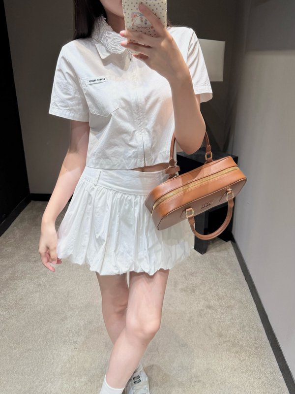 미우미우 화이트 디스크 칼라 지퍼 셔츠 스커트 세트 001-232434