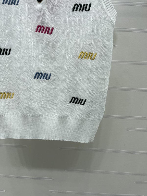 미우미우 칼라 자수 레터링 니트 조끼 001-232438