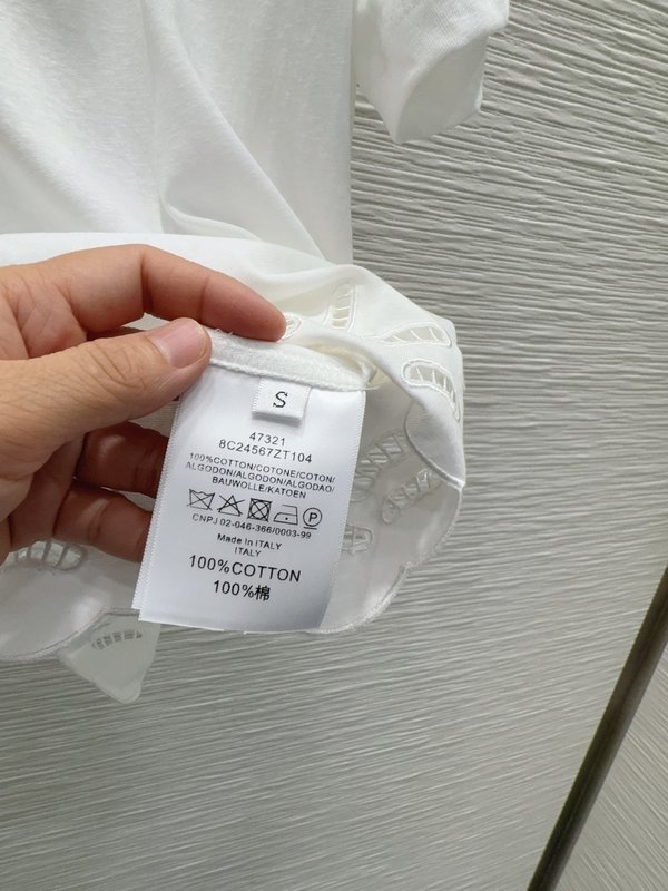 미우미우 심플 화이트 반팔 티셔츠 001-232493