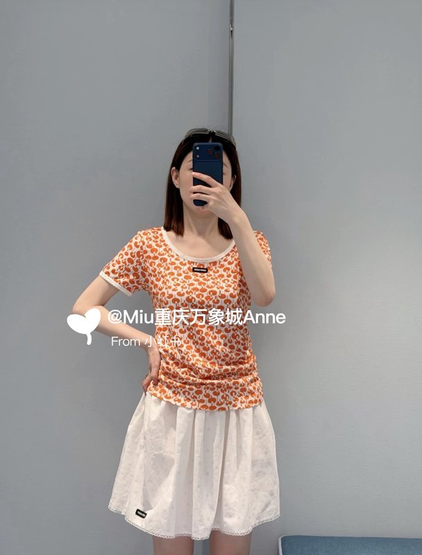 미우미우 오렌지 톤 풀 프린트 레이스 트림 반팔 티셔츠 001-232521